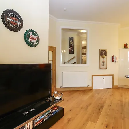 5 Ladstock Hall Apartament *